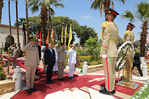 محافظ القاهرة يضع إكليلًا من الزهور على مقابر شهداء المنطقة العسكرية بالخفير