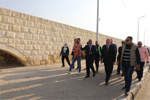 محافظ القاهرة يتفقد أعمال الترميم بسور مجرى العيون