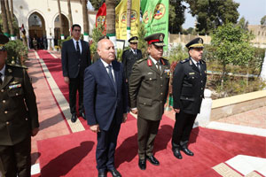 محافظ القاهرة يضع إكليلًا من الزهور على مقابر شهداء المنطقة العسكرية